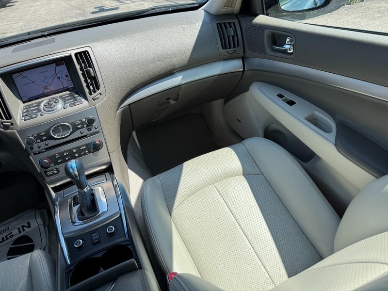 INFINITI G37 Sedan Vehicle Full-screen Gallery Image 16