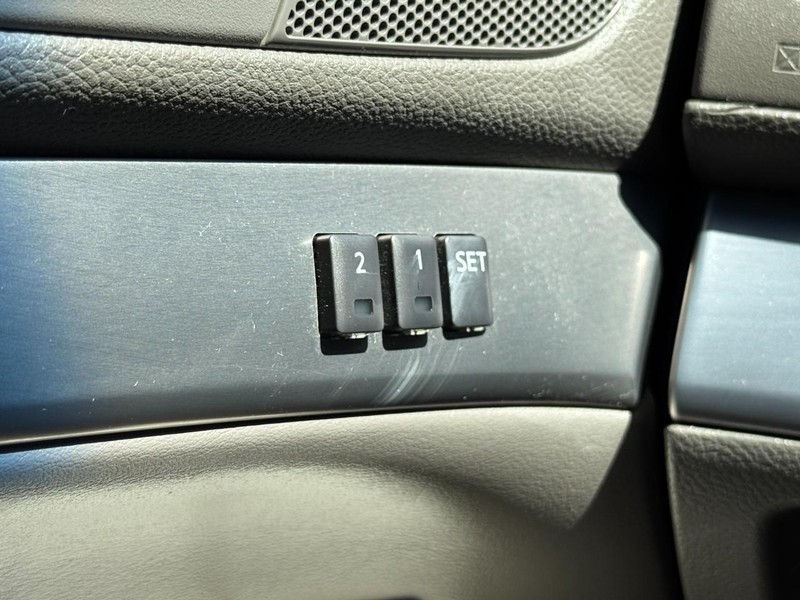 INFINITI G37 Sedan Vehicle Full-screen Gallery Image 17