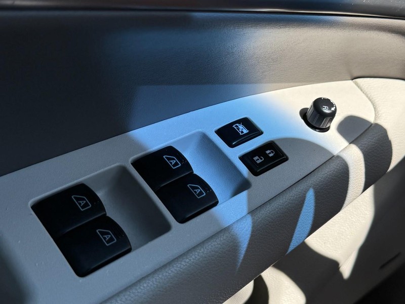 INFINITI G37 Sedan Vehicle Full-screen Gallery Image 24