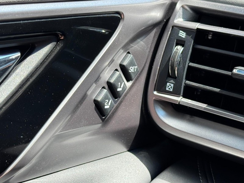 Subaru Outback Vehicle Full-screen Gallery Image 17