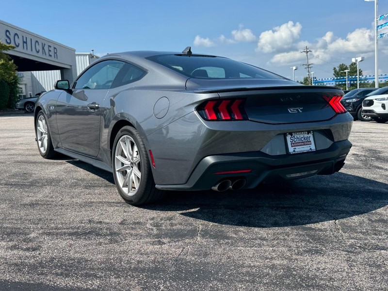 Ford Mustang Vehicle Full-screen Gallery Image 06