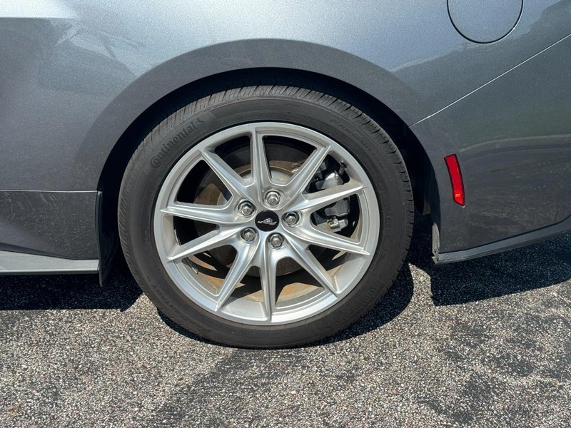 Ford Mustang Vehicle Full-screen Gallery Image 07