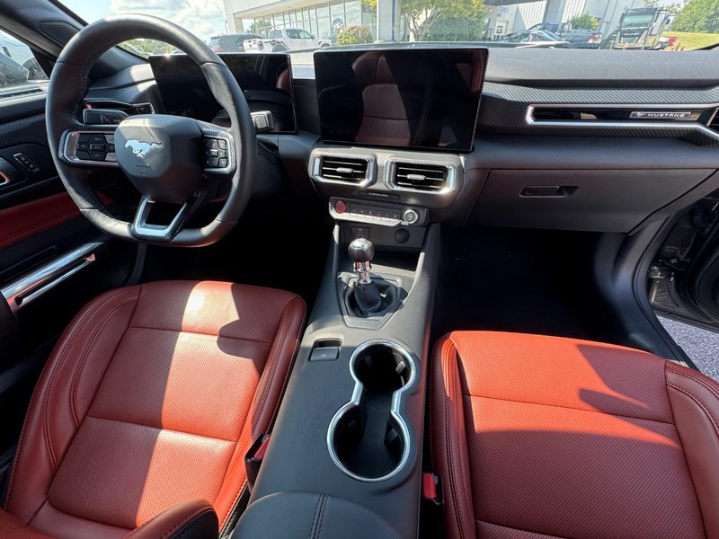 Ford Mustang Vehicle Full-screen Gallery Image 12