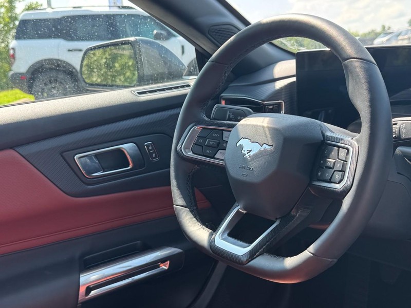 Ford Mustang Vehicle Full-screen Gallery Image 13