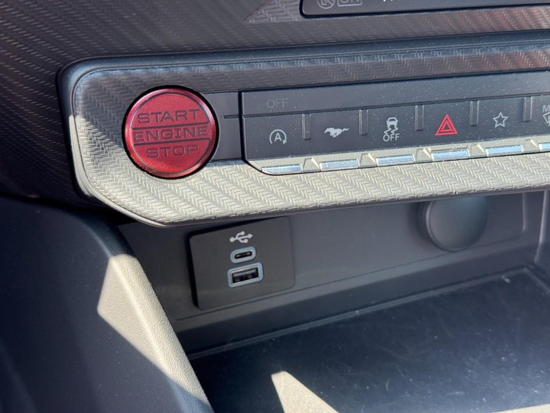 Ford Mustang Vehicle Full-screen Gallery Image 21