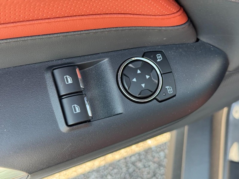 Ford Mustang Vehicle Full-screen Gallery Image 23