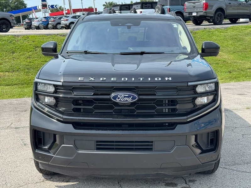 Ford Expedition Vehicle Full-screen Gallery Image 09