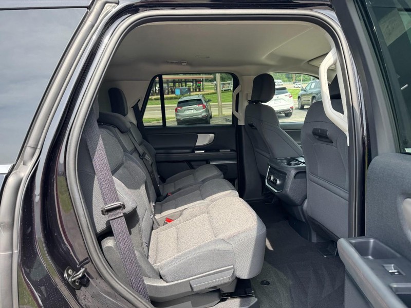 Ford Expedition Vehicle Full-screen Gallery Image 10