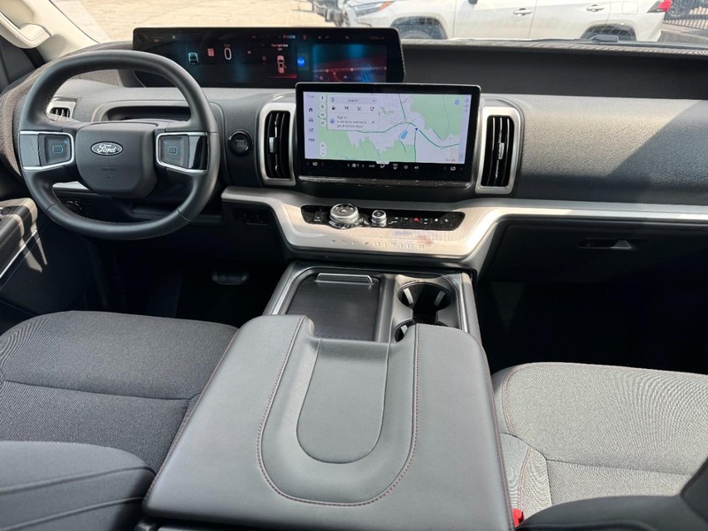 Ford Expedition Vehicle Full-screen Gallery Image 11