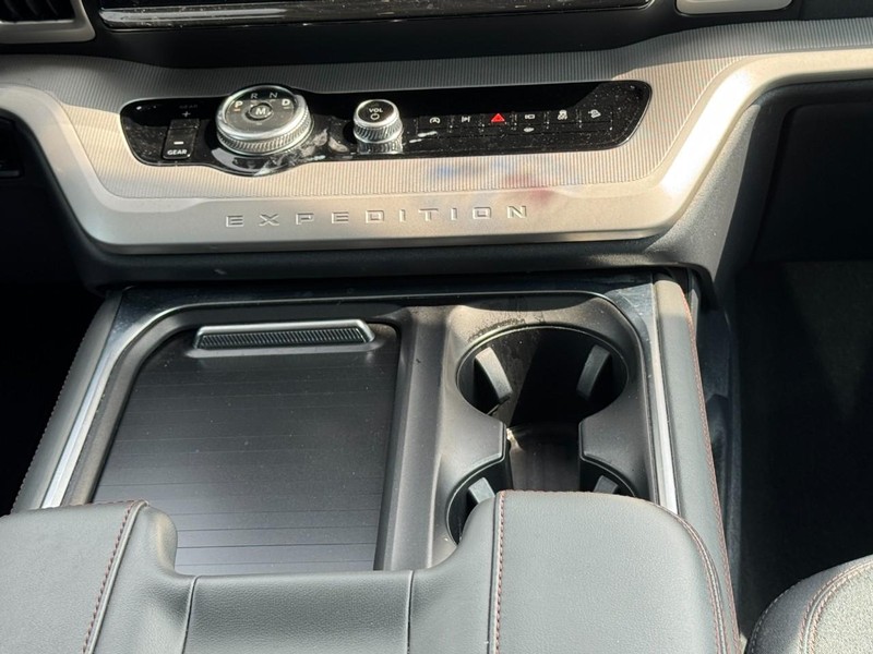 Ford Expedition Vehicle Full-screen Gallery Image 14