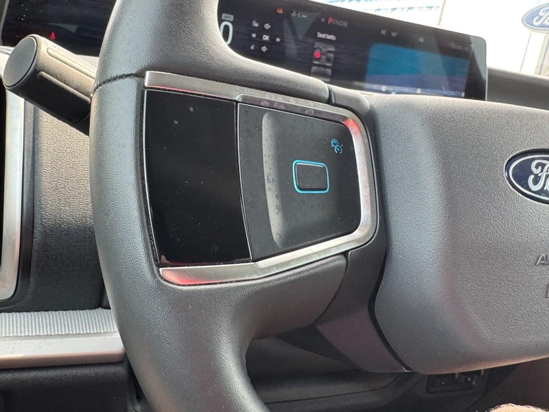 Ford Expedition Vehicle Full-screen Gallery Image 16