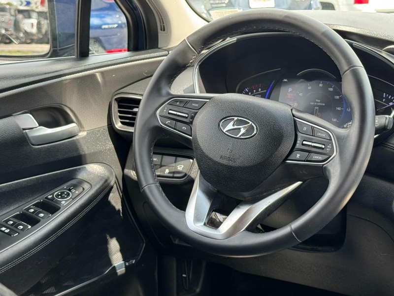 Hyundai Santa Fe Vehicle Full-screen Gallery Image 12