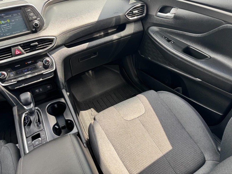 Hyundai Santa Fe Vehicle Full-screen Gallery Image 15
