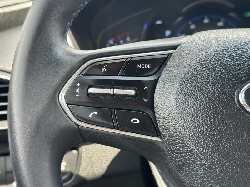 Hyundai Santa Fe Vehicle Full-screen Gallery Image 16