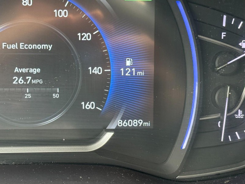 Hyundai Santa Fe Vehicle Full-screen Gallery Image 18