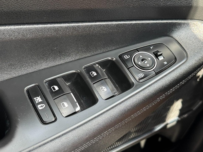 Hyundai Santa Fe Vehicle Full-screen Gallery Image 21