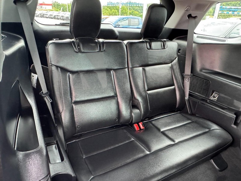 Ford Explorer Vehicle Full-screen Gallery Image 11