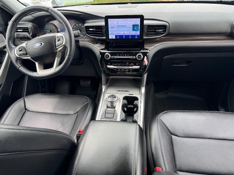 Ford Explorer Vehicle Full-screen Gallery Image 12