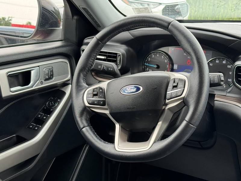 Ford Explorer Vehicle Full-screen Gallery Image 13