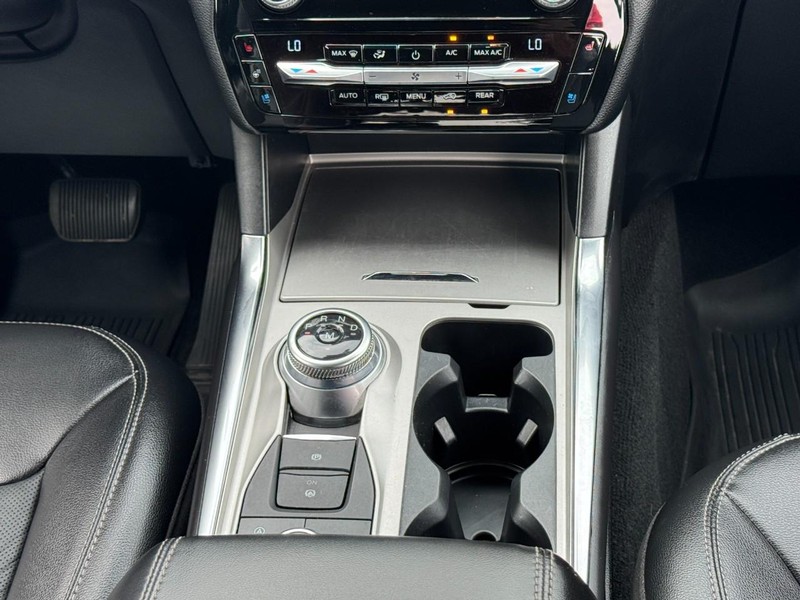 Ford Explorer Vehicle Full-screen Gallery Image 15
