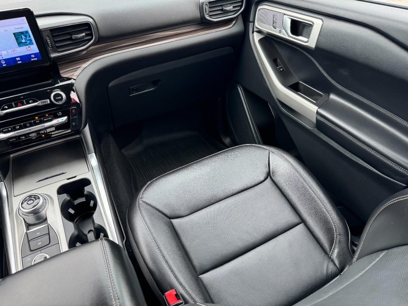 Ford Explorer Vehicle Full-screen Gallery Image 16