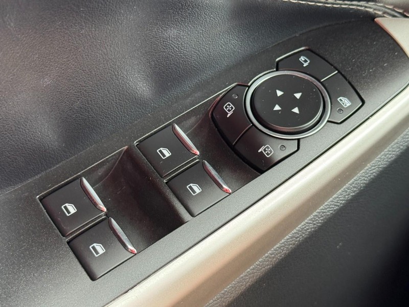 Ford Explorer Vehicle Full-screen Gallery Image 24