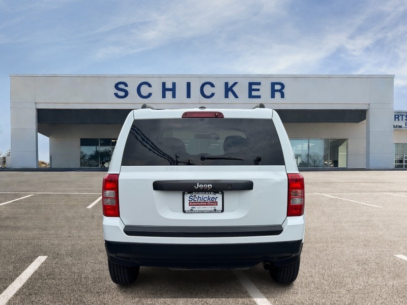 Jeep Patriot Vehicle Full-screen Gallery Image 04