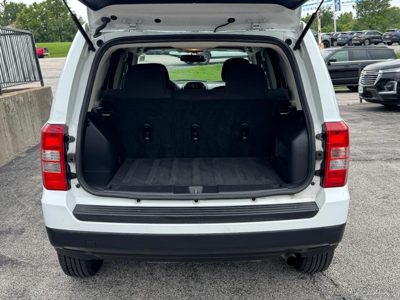 Jeep Patriot Vehicle Full-screen Gallery Image 05