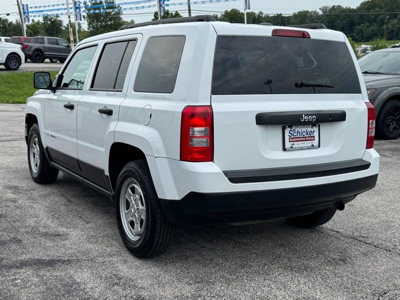 Jeep Patriot Vehicle Full-screen Gallery Image 06