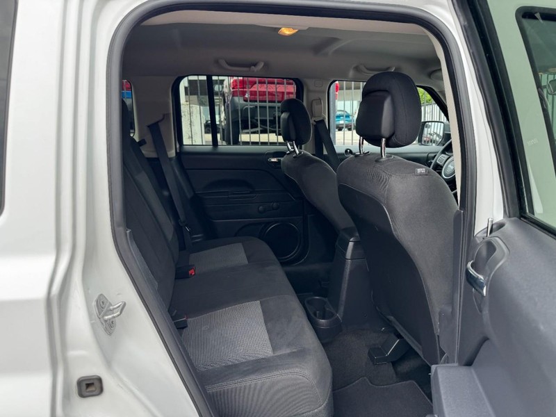 Jeep Patriot Vehicle Full-screen Gallery Image 10