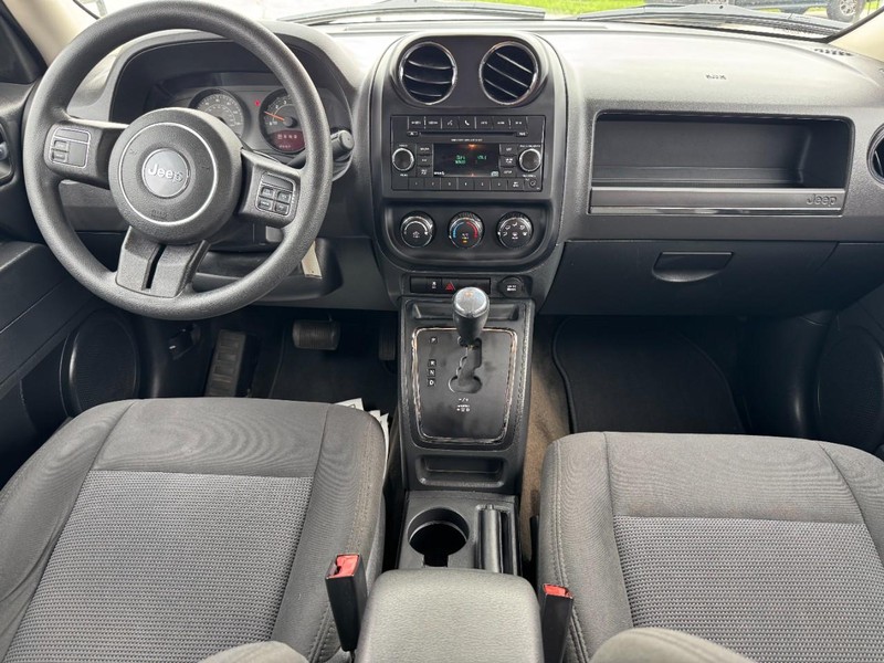 Jeep Patriot Vehicle Full-screen Gallery Image 11