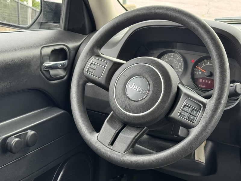 Jeep Patriot Vehicle Full-screen Gallery Image 12