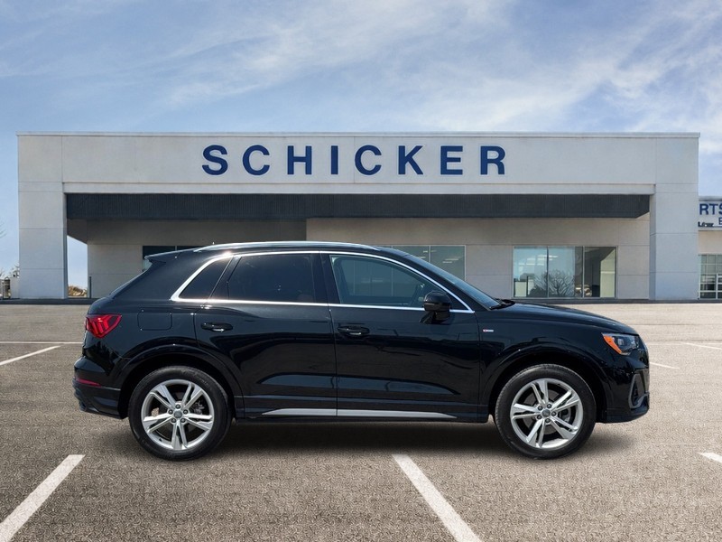 Audi Q3 Vehicle Full-screen Gallery Image 02