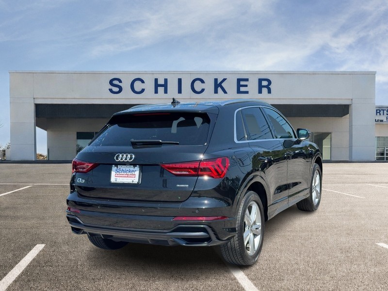 Audi Q3 Vehicle Full-screen Gallery Image 03