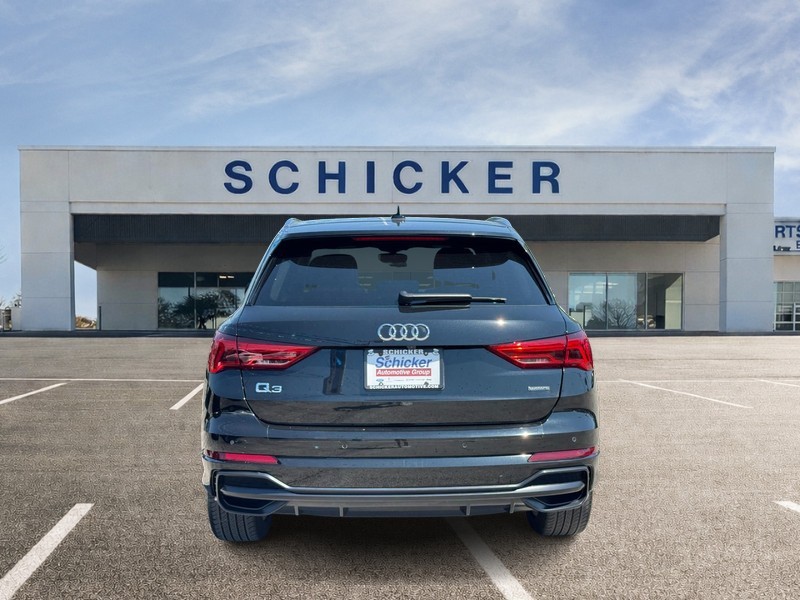 Audi Q3 Vehicle Full-screen Gallery Image 04
