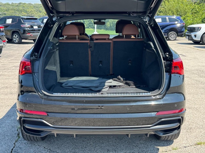Audi Q3 Vehicle Full-screen Gallery Image 05