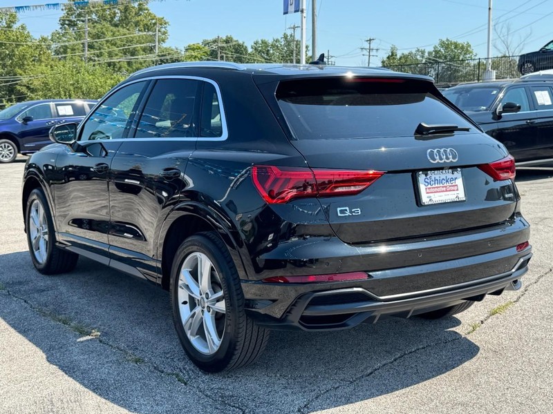 Audi Q3 Vehicle Full-screen Gallery Image 06