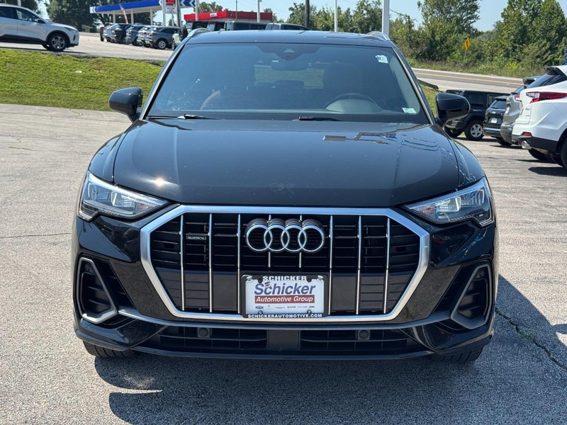 Audi Q3 Vehicle Full-screen Gallery Image 09