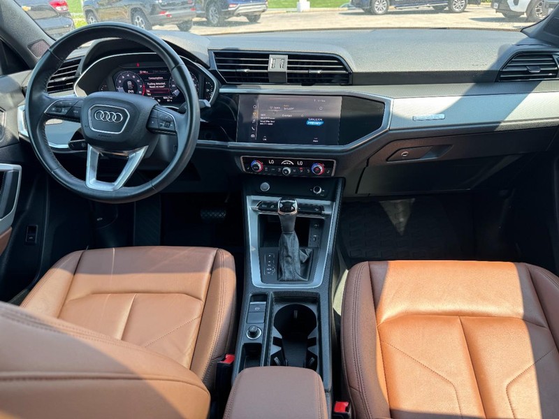 Audi Q3 Vehicle Full-screen Gallery Image 11