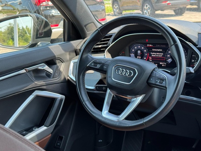 Audi Q3 Vehicle Full-screen Gallery Image 12