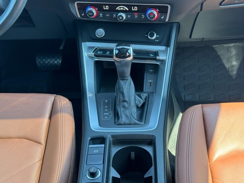 Audi Q3 Vehicle Full-screen Gallery Image 14