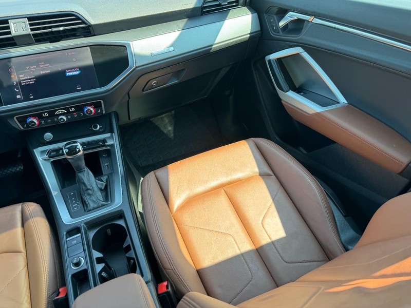 Audi Q3 Vehicle Full-screen Gallery Image 15