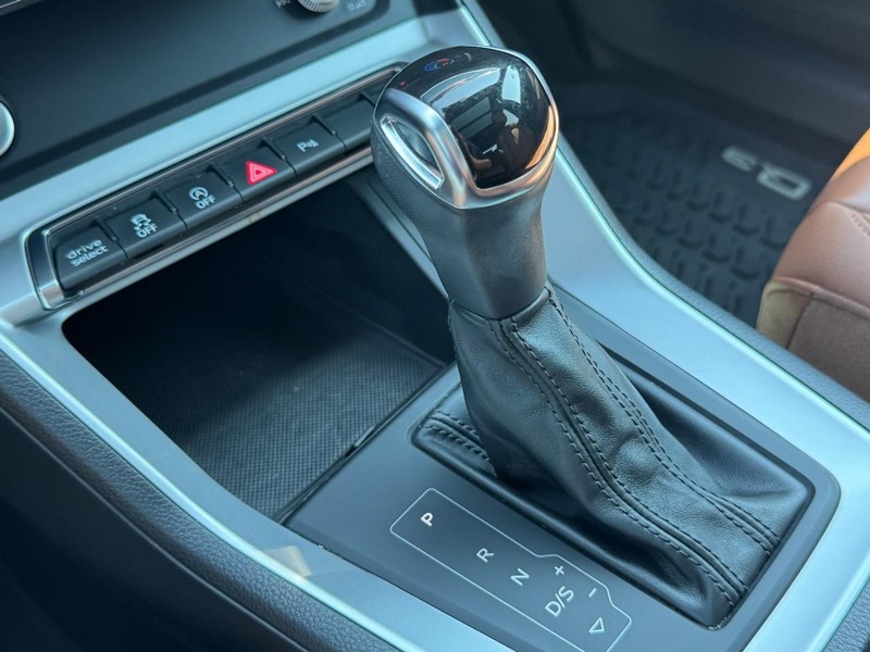 Audi Q3 Vehicle Full-screen Gallery Image 19