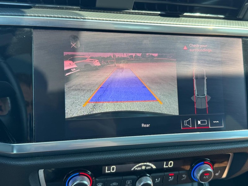 Audi Q3 Vehicle Full-screen Gallery Image 20