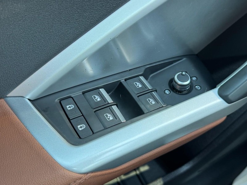 Audi Q3 Vehicle Full-screen Gallery Image 21