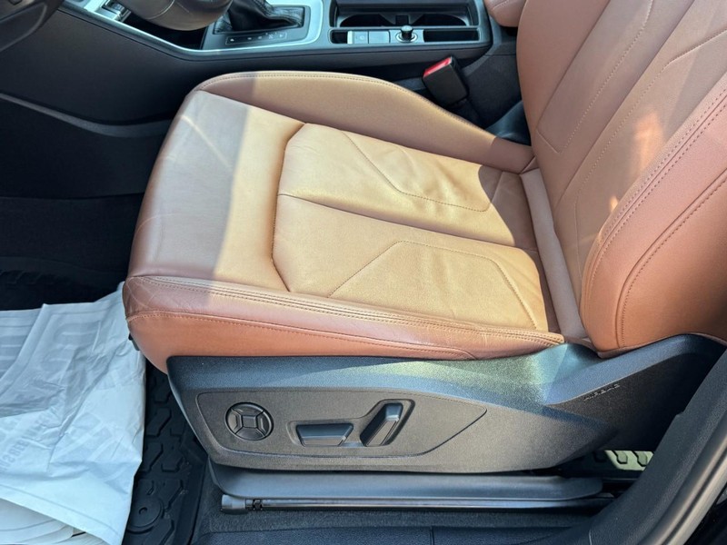 Audi Q3 Vehicle Full-screen Gallery Image 22