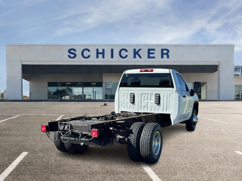 Chevrolet Silverado 3500HD CC Vehicle Full-screen Gallery Image 03