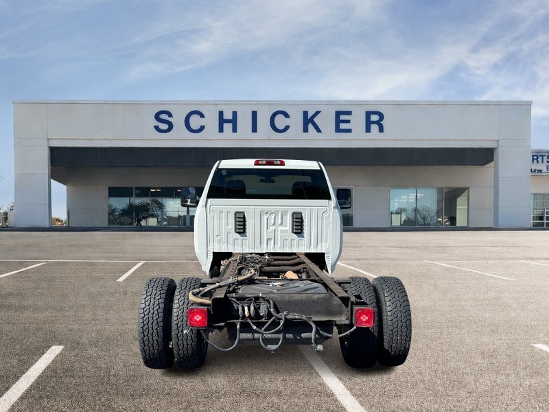 Chevrolet Silverado 3500HD CC Vehicle Full-screen Gallery Image 04
