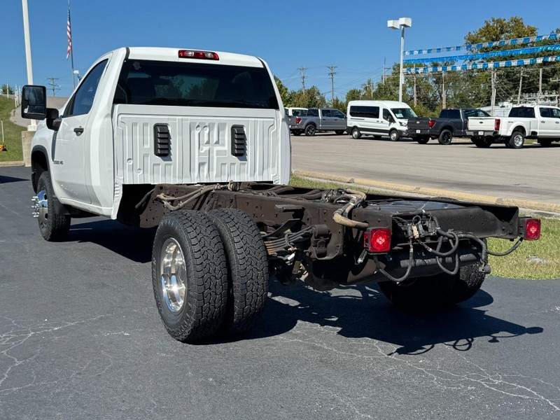 Chevrolet Silverado 3500HD CC Vehicle Full-screen Gallery Image 06