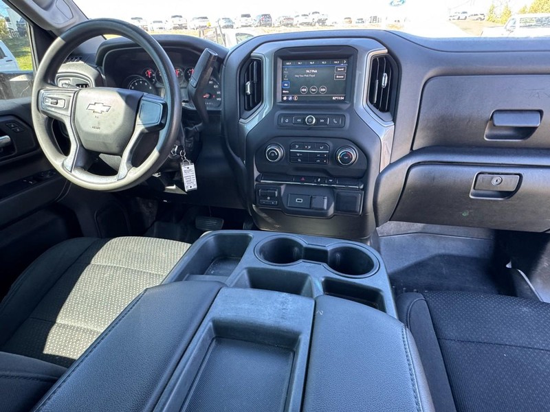 Chevrolet Silverado 3500HD CC Vehicle Full-screen Gallery Image 11